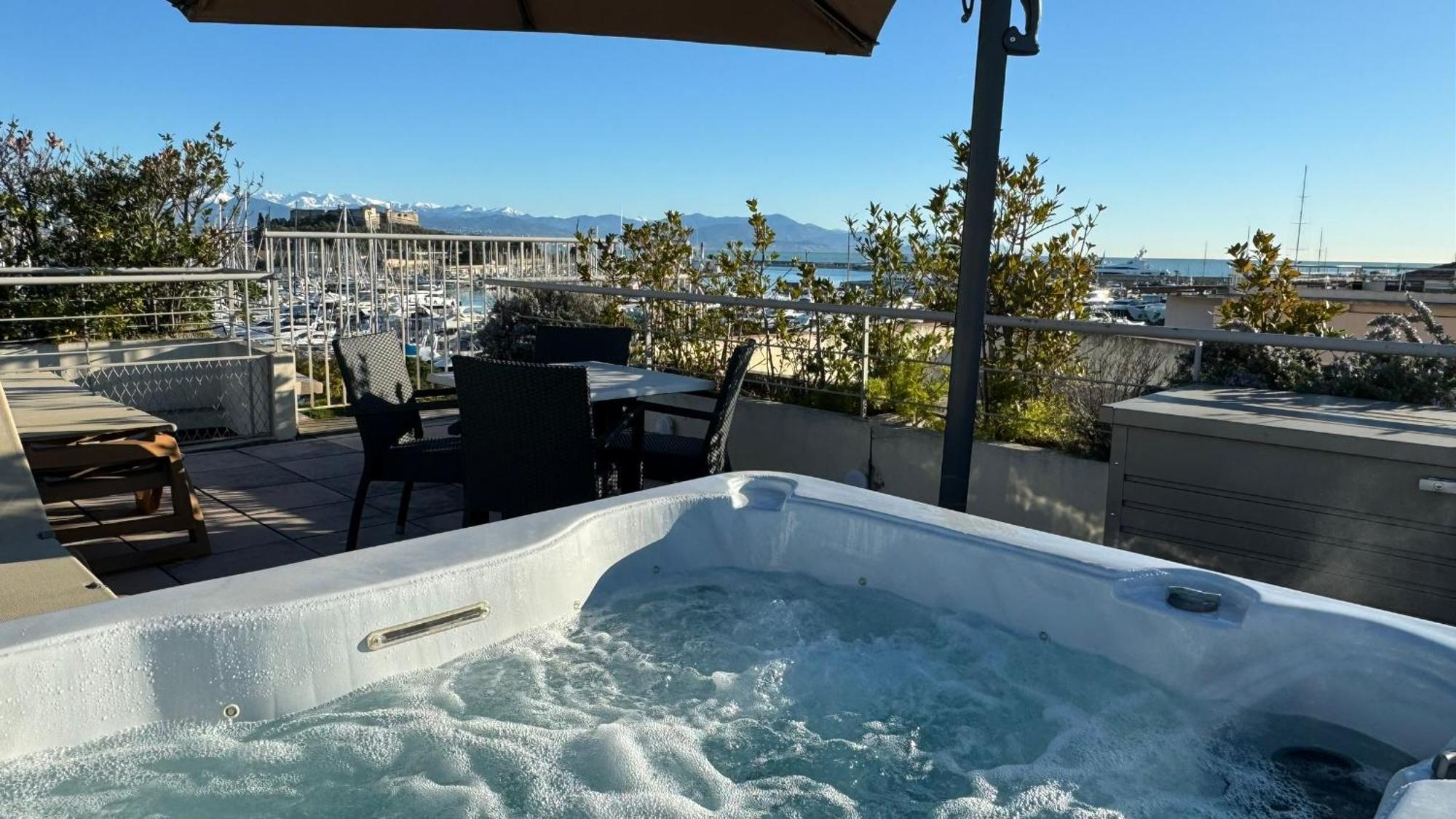 Penthouse Vue Mer Avec Rooftop,Jacuzzi,Et Parking Prive Antibes Exteriör bild